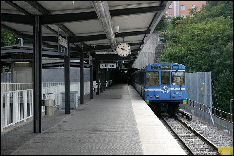 Rote Linie, Station  Ropsten  - 

Diese Station liegt teilweise noch unterirdisch, zum anderen, überwiegenden Teil aber auf Brücken. Vom südlichen, bergseitigen Bahnsteigsende führt ein langer Fahrsteig zum Zugang im bis zu 20 Meter höher liegenden Wohngebiet.
Auf dem roten und blauen Linien werden auch noch ältere Wagen eingesetzt, wobei aber auch hier die neuen C20-Fahrzeuge überwiegen. 

16.08.2007 (M)