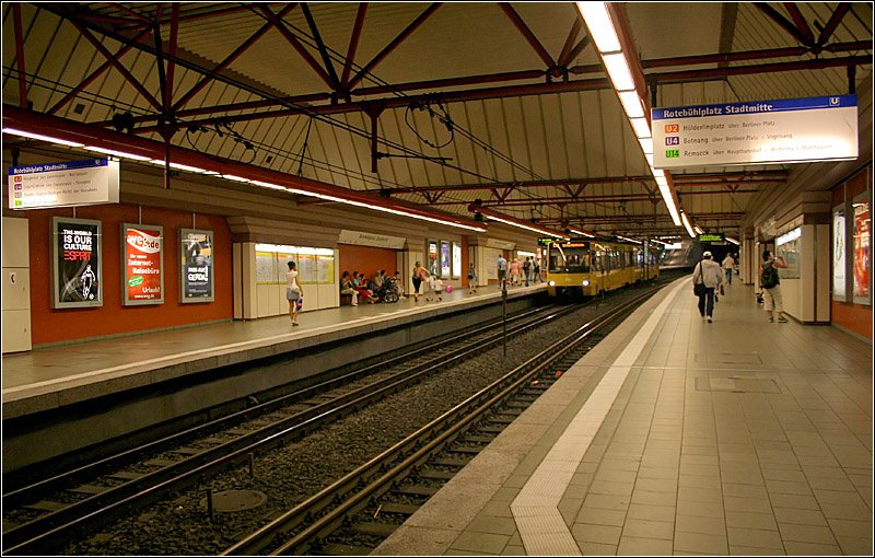Rotebühlplatz (Stadtmitte), U2, U4, U14, (U11) - 

Die Bahnsteige liegen im Gefälle, wie es in Stuttgart häufiger vorkommt. Der Bahnhof entstand in der sogenannten Deckelbauweise. Zuerst wurden die Wände und die Decke gebaut und erst anschließend wurde darunter der Raum für die großzügige Bahnsteighalle ausgehöhlt. In der Folge entstanden in den äußeren Stadtbezirken noch weiter U-Haltestellen, bei denen meist versucht wurde, diese sehr oberflächennah auszuführen mit großzügigen Öffnungen nach oben. 

(M)