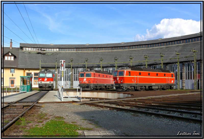 Roter Oktober in Knittelfeld !!! Vor dem Heizhaus stehen drei 1044 E-Loks 119 + 120 in Blutorange und 030 Hansi.
09.10.2007