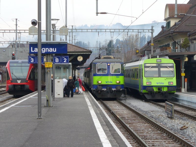 Roter Triebwagen RABe 2/6 526 263-9 und Re 4/4  420 502-7 und Steuerwagen ABt 50 63 39-33 995-0 um 09.05 im Bahnhof von Langnau am 23.02.2007