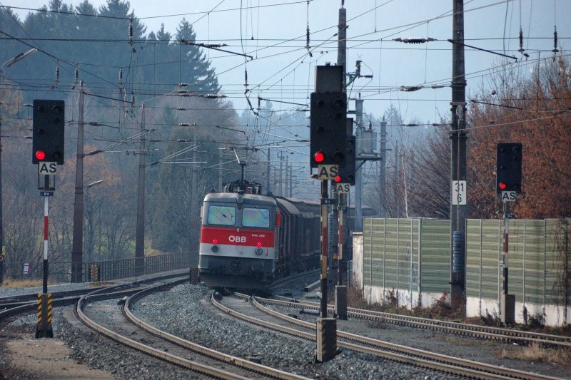 Rotlicht-Milieu: 1144 259 im Nach-SCHUB-Schuss in der Ausfahrt Brixlegg Richtung Innsbruck. (Dez. 2008). 