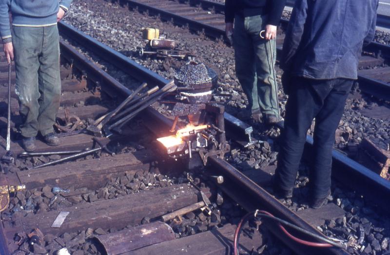 Rottenarbeiter beim Auswechseln von Schienen ca. 1969