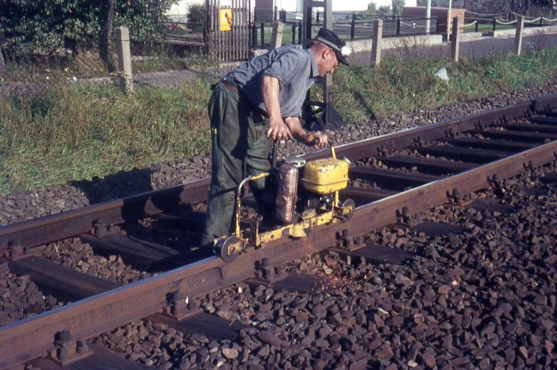 Rottenarbeiter beim Schienenschleifen um 1969
