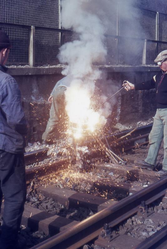 Rottenarbeiter beim Verschweissen von Schienen ca. 1969