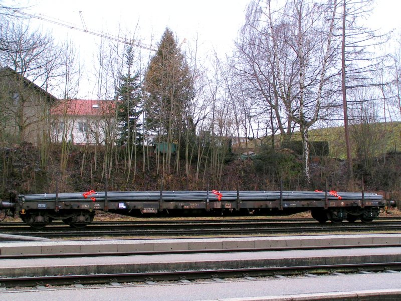 Rs(31803908938-4) beladen mit Rippentorstahl, wartet auf die Entladung, Bhf. RIED i.I.; 080202