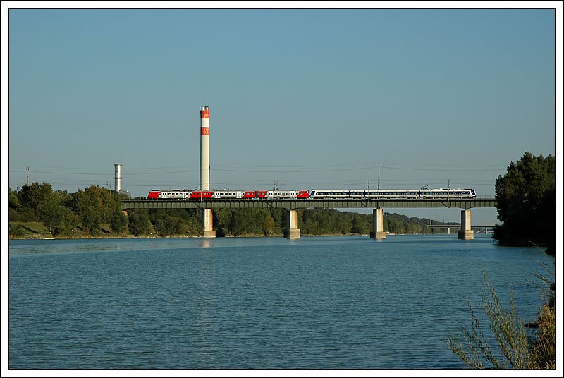 RSB 8 von Wiener Neustadt nach Wien Sdbahnhof Ostseite am 16.9.2007 bei der Querung der Ostbahnbrcke ber die Neue Donau in der Wiener Lobau.