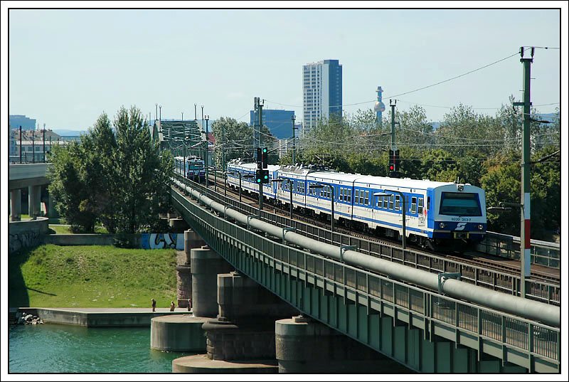 RSB 8 von Wr.Neustadt Hbf ber Wien Mitte nach Wien Sdbahnhof Ostseite am 18.8.2007 bei der Querung der Neuen Donau.