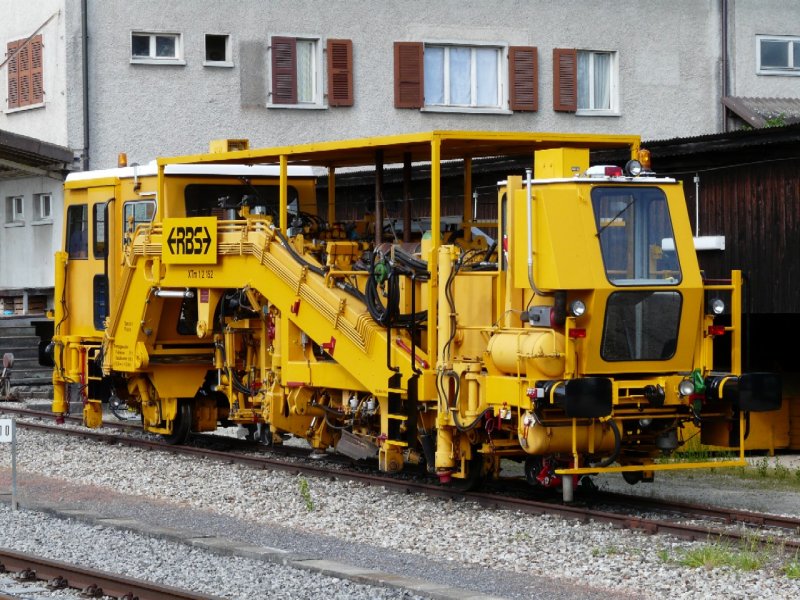 RSB - Stopfmaschine  XTm 1/2 152 ( ex VTm 40 85 94 91 512-3 ) im Bahnhofsareal von Btterkinden am10.05.2008 