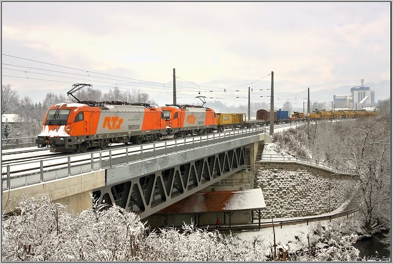 RTS 1216 901 + 902 fahren mit Bauzug 95037 bestehend aus RU 800 und 7 MFS 100 von Villach nach Passau.
Zeltweg 29.11.2008