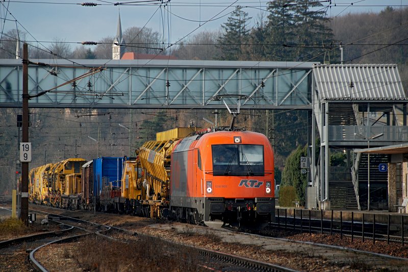 RTS 1216 902 bringt den SGAG 95009 von Passau nach Floridsdorf. Gesichtet und fotografiert am 06.12.2008 in Tullnerbach - Pressbaum.