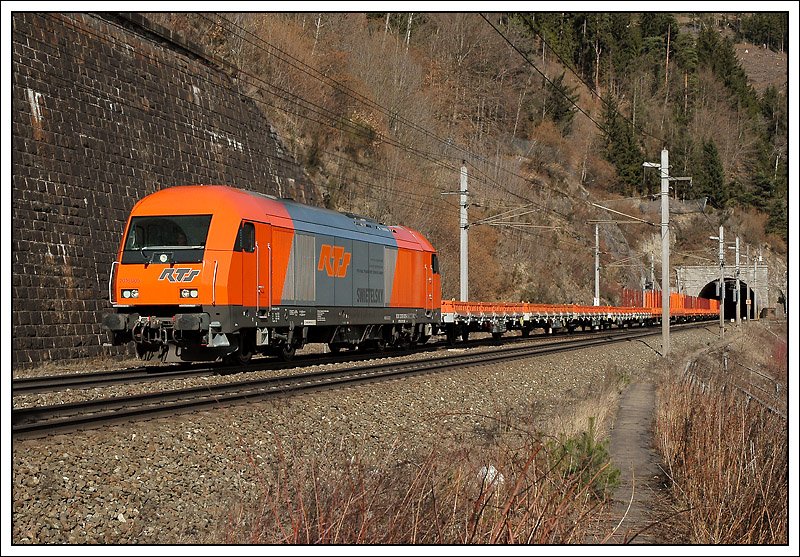 RTS 2016.905 mit dem aus 16 Wagen bestehenden SLGAG 95129 von Graz nach Selztal unmittelbar nach der Ausfahrt aus dem Galgenbergtunnel vor St. Michael am 6.3.2008.
