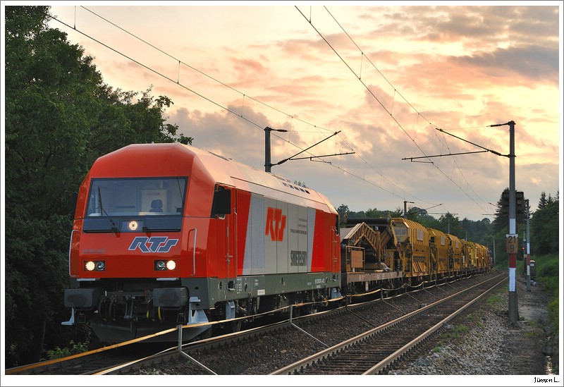 RTS 2016.907 bildete am 11.7.2009 gemeinsam mit WLB 9281 20000 90 diesen Bauzug und war auf der Baustelle zwischen Pm und Rw eingesetzt.