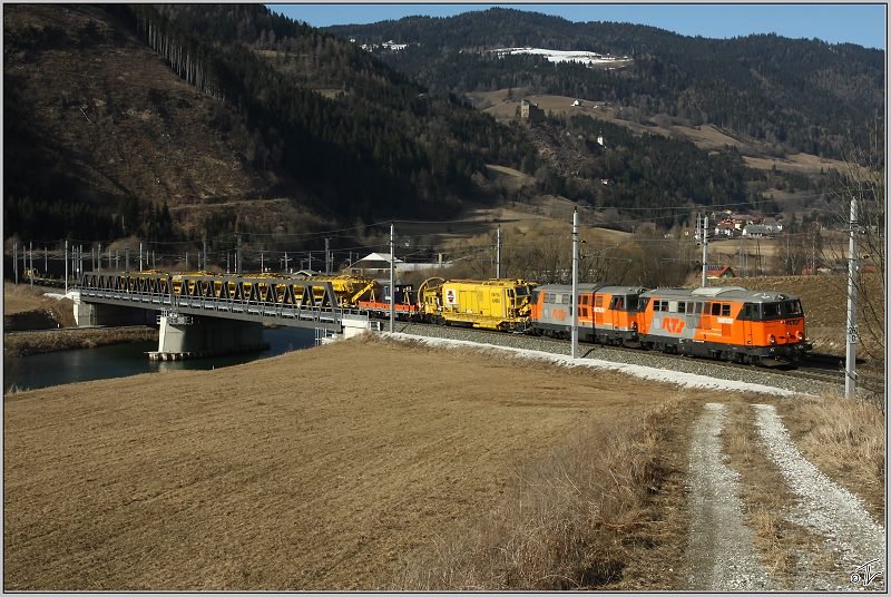 RTS 2143 005 & 032 fahren mit Bauzug G 93001 von Fischamend nach Villach.
Unzmarkt 1.3.2009