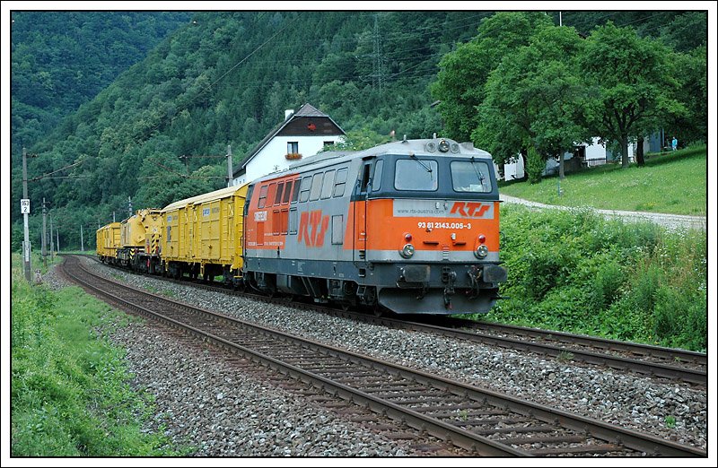 RTS 2143.005 berstellte am 27.6.2008 einen Kirow-Kran von Ebenfurth nach Graz. Die Aufnahme entstand nach Bruck an der Mur.