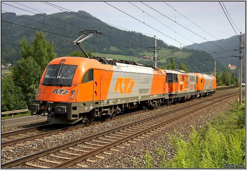 RTS Lokzug bestehend aus E-Lok 1216 901 und den beiden Dieseloks 2143 032 und 2016 905 fahren als 98221 von Graz nach Leoben.
Niklasdorf 31.07.2008