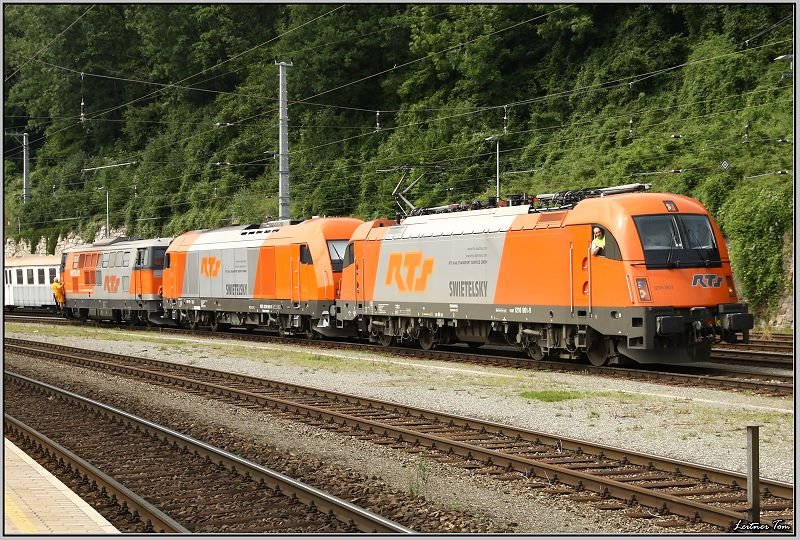 RTS Lokzug bestehend aus E-Lok 1216 901 und den beiden Dieseloks 2143 032 und 2016 905 fahren als 98221 von Graz nach Leoben. Leoben 31.07.2008