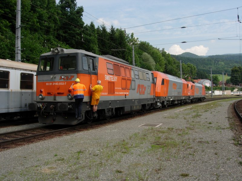 RTS Lokzug bestehend aus E-Lok 1216 901 und den beiden Dieseloks 2143 032 und 2016 905 fahren als 98221 von Graz nach Leoben. Leoben 31.07.2008