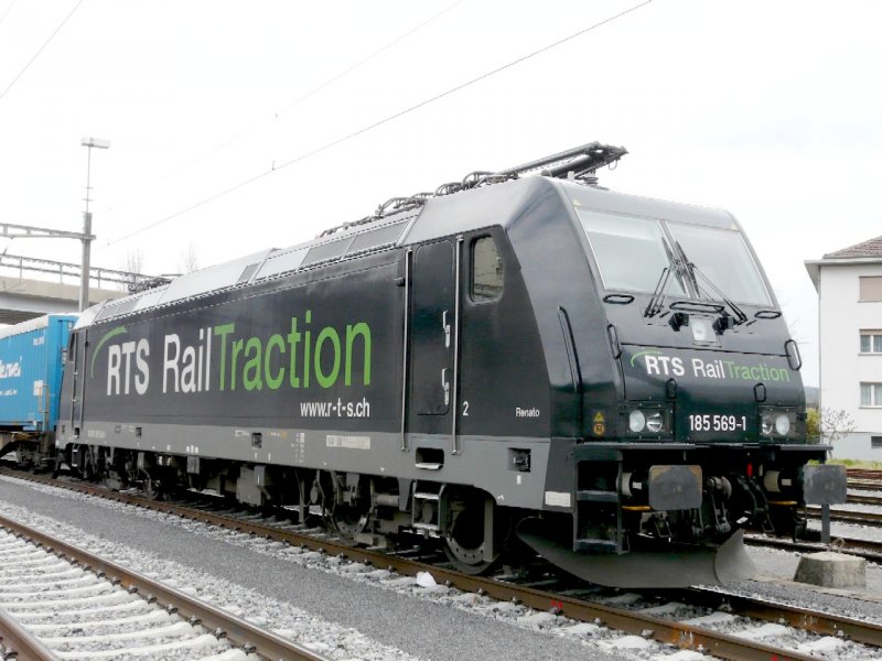 RTS Rail Traction - E-Lok 185 569-1 abgestellt im Bahnhof von Cornaux am 06.04.2008