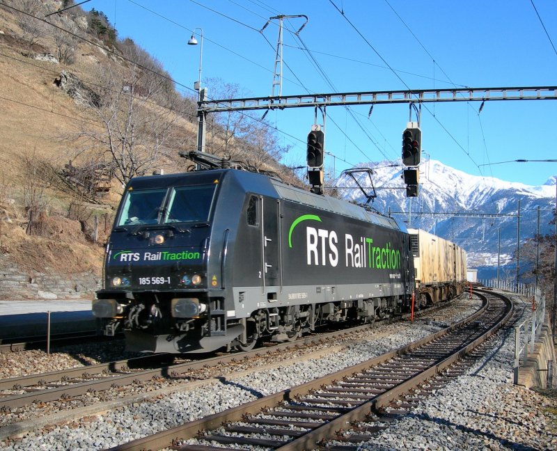 RTS Re 185 569-1 mit ihrem samsttglichen Gterzug in Lalden am 9. Februar 2008