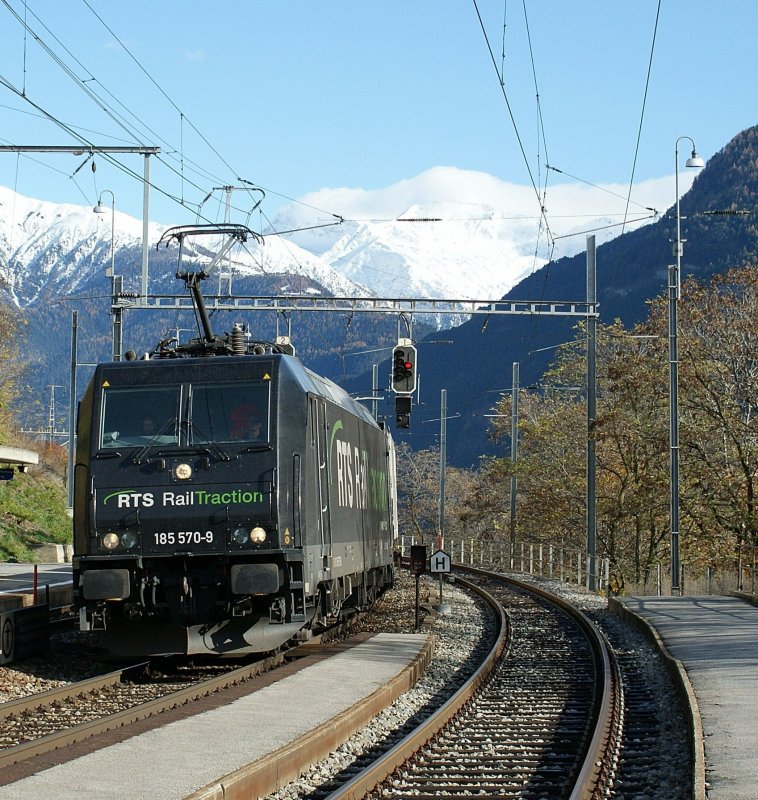 RTS Re 185 570-9 in Lalden am 8. Nov. 2008.