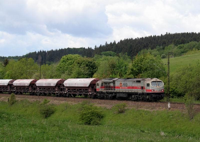 Rbelandbahn am 28.05.2006, MKB V20 zieht, 250 010 schiebt den Zug nach Httenrode. Sekunden vorher schien noch die Sonne.