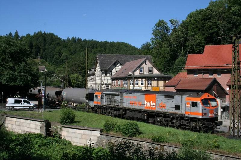 Rbelandbahn. Die Zuglok hat im Bahnhof Rbeland abgekuppelt und fhrt ins Kalkwerk zum Tanken. V330.2 schiebt den Zug allein weiter in Richtung Elbingerode.
