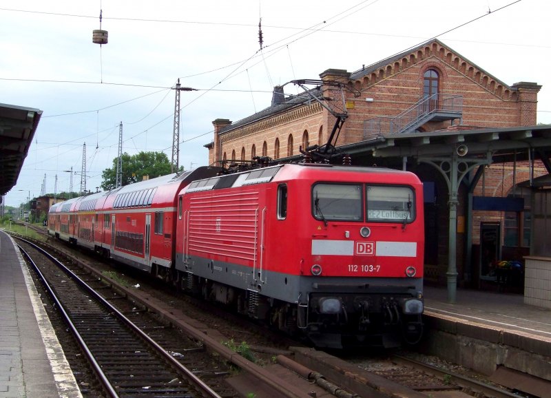 Rckansicht des RE2 auf der Fahrt nach Cottbus hier zu sehen in Knigs Wusterhausen mit seinem Gebude im Hintergrund. Als Lok dient 112 103-7. 22.05.2009 