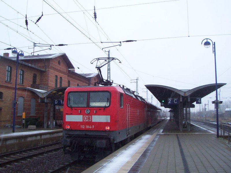Rckansicht des RE2 nach Cottbus. Als Lok dient 112 184-7. Lbbenau/Spreewald den 01.01.2008