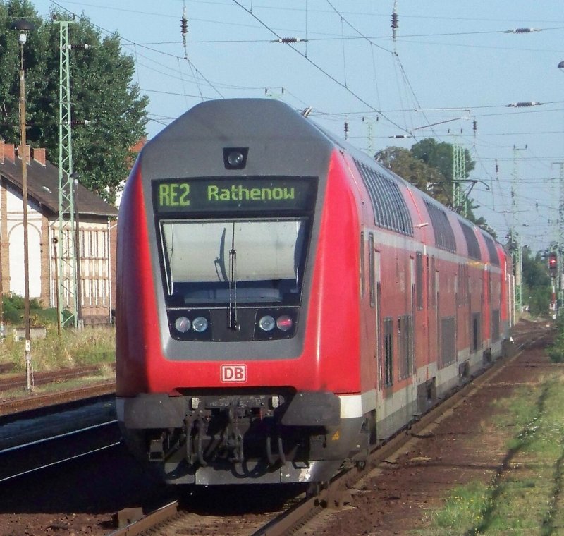 Rckansicht des RE2 (RE 38166) nach Rahtenow. Er kam aus Cottbus. Nchster Halt: Lbben/Spreewald. Lbbenau/Spreewald den 29.07.2008.