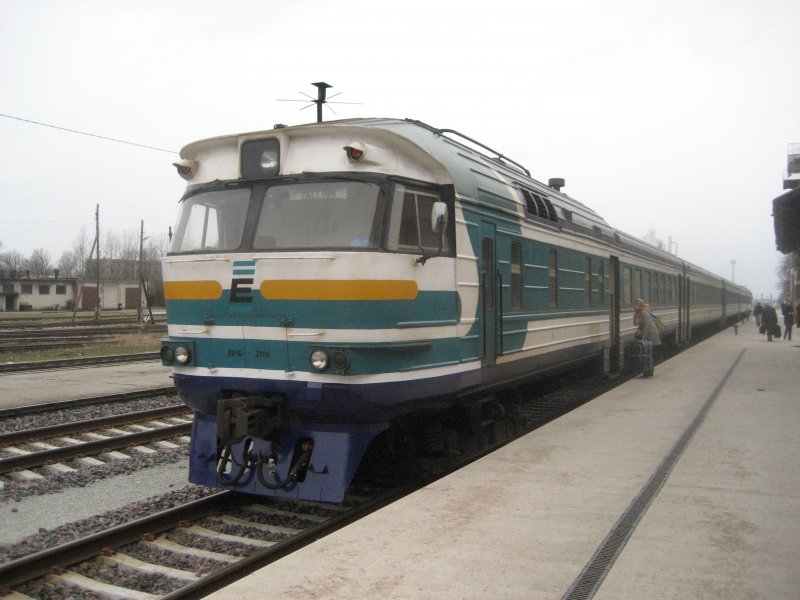 R�ckansicht des Triebzuges DR1B im Bahnhof Tartu Richtung Tallinn, 12.3.2008, 17.16 Uhr. Das Wetter: grau wie so oft in Estland.