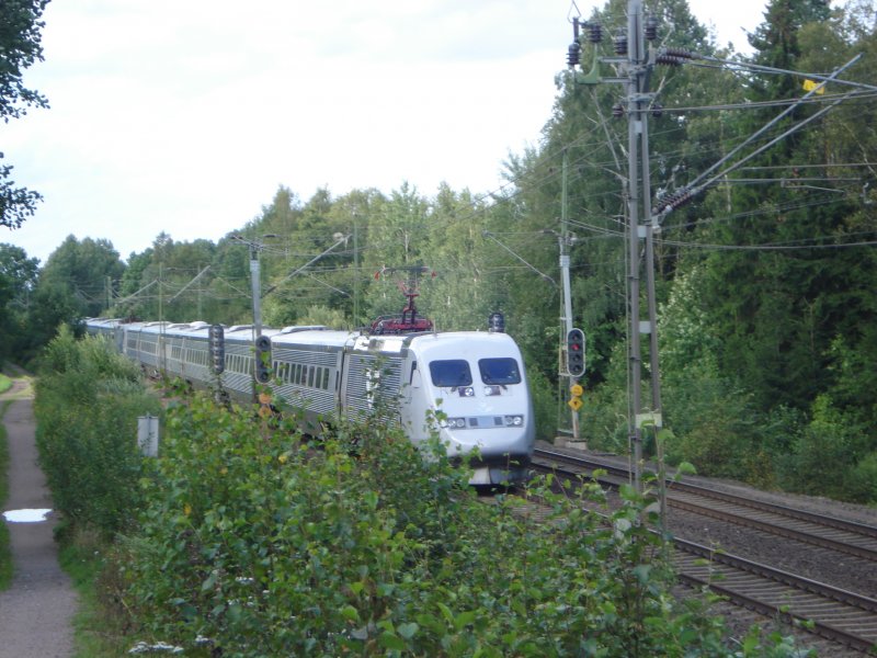 Rckansicht eines Triebzuges der Reihe X-2000 am 16.08.2007 auf der Sdra Stambanan bei der Ortschaft Aneby/Smaland. 