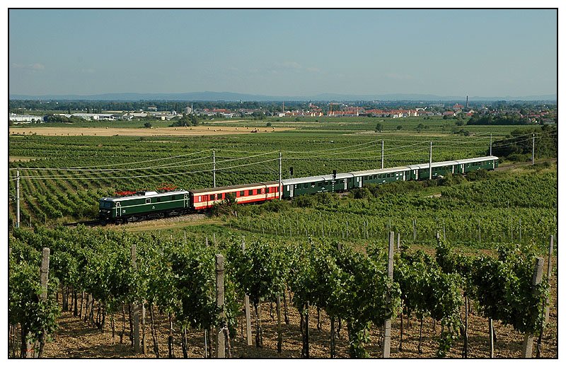 Rckfahrt des Erlebniszug Zauberberge  EZ 1974  von Mrzzuschlag nach Wien, bespannt am 24.6.2007 mit 1010.10, aufgenommen auf der Hhe des Sdportals des Busserltunnels zwischen Pfaffsttten und Gumpoldskirchen. 