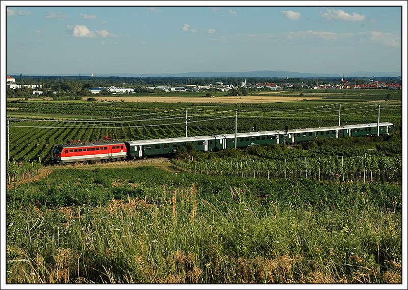Rckfahrt des EZ 1838  Erlebniszug Wiener Alpen  von Mrzzuschlag nach Bratislava-Petrzalka, aufgenommen zw. Pfaffsttten und Gumpoldskirchen am 8.7.2007.