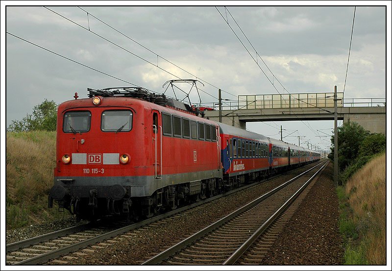 Rckfahrt des Sonderzuges D 16424 von Budapest Deli pu. nach Rosenheim am 22.7.2007, aufgenommen zwischen Gramatneusiedl und Himberg. Zwei Minuten spter war an der Stelle der schnste Sonnenschein, und der Zug wre im besten Licht gewesen.