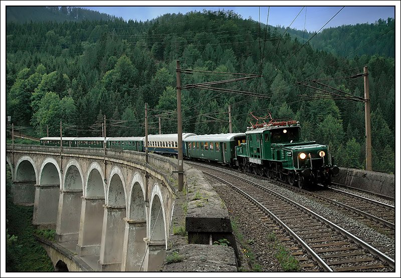 Rckfahrt des Sonderzuges R 16430 von Mrzzuschlag nach Wien am 1.6.2008 bei der Querung der Kalten Rinne aufgenommen. Wegen dem schlechte Wetter musste ich diese Aufnahme mit einer Verschlusszeit von 1/80 und Blende 3,8 machen.