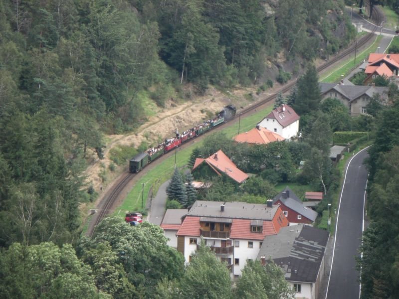 Rckfahrt mit 5 Offenen Aussichtswagen fhrt 99 1715-4 Talwrts von Oybin nach Bertsdorf zurck. Am 09.08.2008 vom Oybin aus aufgenommen. 