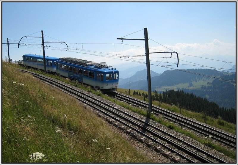 Rckfahrt nach Arth-Goldau, kurz nach Verlassen der Station Rigi Kulm. Interessant: Der Stromabnehmer ist unten! (20.07.2007)