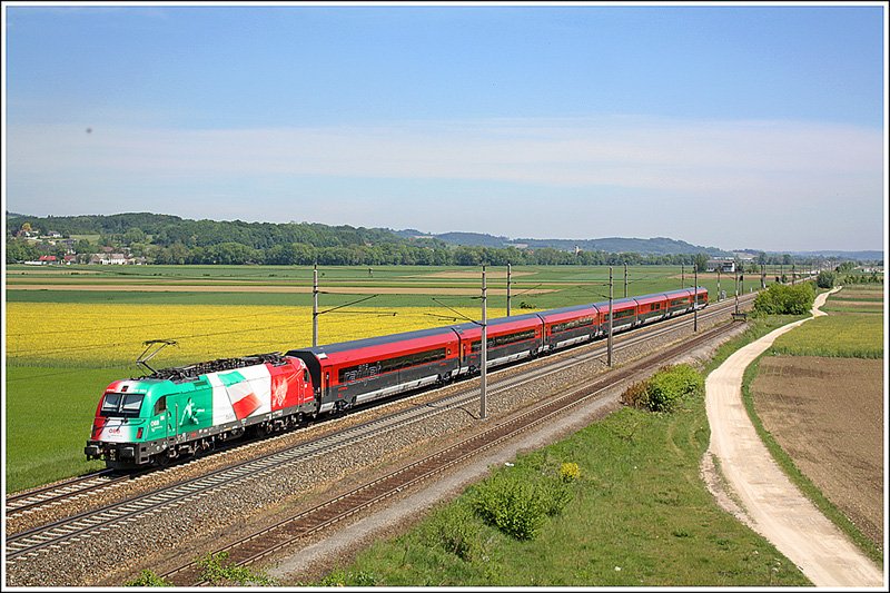 Rckfahrt der Probefahrten mit dem Railjet am Brenner - 1216.004 schob am 08. Mai 2009 den SLP 95739 nach Wien Penzing, Aufnahmeort dieses Nachschusses war Amstetten.