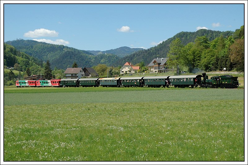 Rückfahrt von der zweiten Pendelfahrt am 12.5.2008 von Übelbach nach Peggau-Deutschfeistritz mit GKB 671 an der Zugspitze und dem ET 14 der STLB kalt am Zugende, aufgenommen in Zitoll.