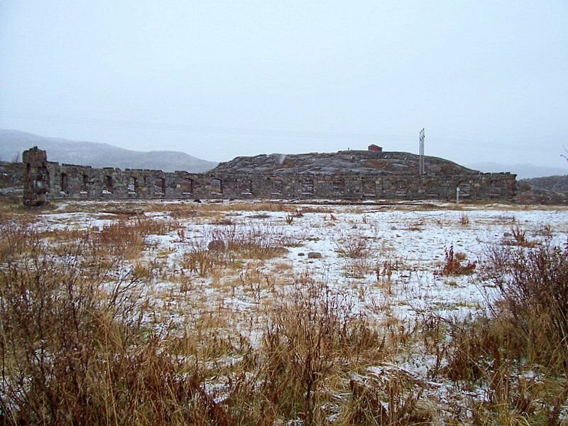 Rckwand der Ringlokschuppen-Ruine an der schwedisch-norwegischen Grenze, das einzige, was vom ehemaligen BW der LKAB brig geblieben ist, vom Zug leider nicht zu sehen, weil er in einer Schneeschutzgallerie vorbei fhrt, aufgenommen am 09.10.2006
