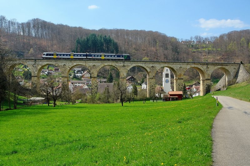 Rmlingen (Baselland). Das  Lufelfingerli  berquert die beeindruckende Steinbogenbrcke von 1857. Hoffentlich verkehrt die Regio-S-Bahn noch lange zwischen Olten und Sissach. 9.4.2007