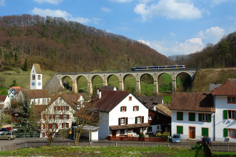 Rmlingen (Baselland). Die wunderschne Bogenbrcke, 128m lang und 25 m hoch, aus dem Jahr 1857, ist sicher der Stolz der Einwohner von Rmlingen. Die Regio-S-Bahn, liebevoll auch  Lufelfingerli  genannt, verkehrt stndlich zwischen Olten und Sissach. 9.4.2007