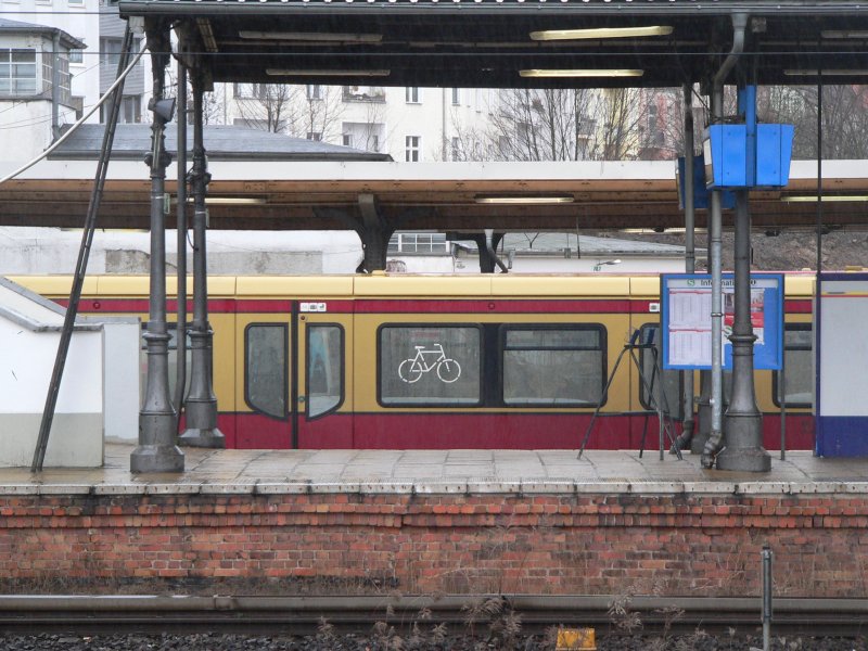 Ruhe vor dem Sturm. Der Umbau in den nchsten 10 Jahren wird den Fahrgsten viel Geduld abverlangen. Zu sehen eine S3, die aus Erkner komment in Richtung Ostbahnhof weiterfahren wird. 21.1.2007