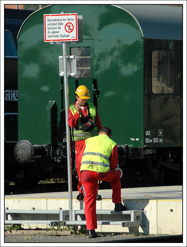 Ruhepause. Zwei Verschieber der GKB nutzten am 18.5.2007 eine kurze Pause fr ein  Tratscherl 