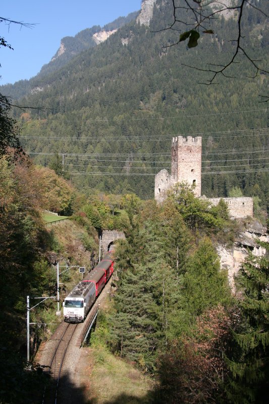 Ruine  Campi  in der Schinschlucht zwischen Thusis und Tiefencastel mit Albulaschnellzug nach St. Moritz bespannt mit einer Ge 4/4 III 643  Vals  am 13. Oktober 2007.