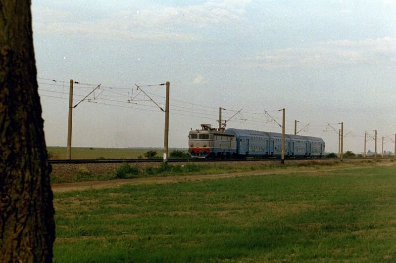 Rumnische 43 fhrt mit ihren Doppelstockwagen von Ploiesti nach Buzau ein (26.05.2002)