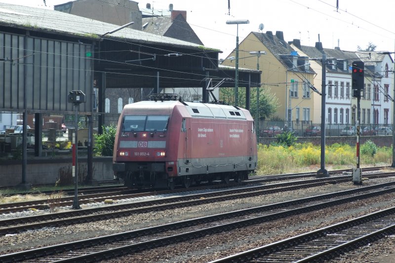 Rund um den 20.8.09 befand sich 101-002 mit einem Testzug inkl. 442-215 in Trier und auf der Moselstrecke/Saarstrecke.
Hier ist sie vor dem ehem. Gterterminal beim Umsetzen.
Trier, der 20.8.09