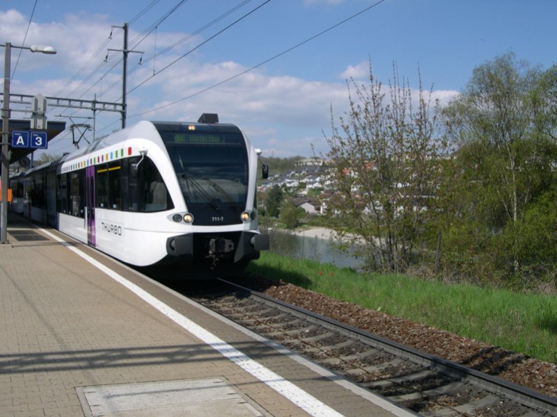 Rund um den Rheinfall - Die meisten Menschen behaupten der Rheinfall ist in Schaffhausen und das ist glatt gelogen! Denn er befindet sich bei Neuhausen, ca. 1,5 km ab diesem Fotostandpunkt im Bahnhof von Neuhausen am Rheinfall. Am 26.0.2008 macht sich der Thurbo-GTW 526 711-7 als S33 Schaffhausen-Winterthur ntzlich.