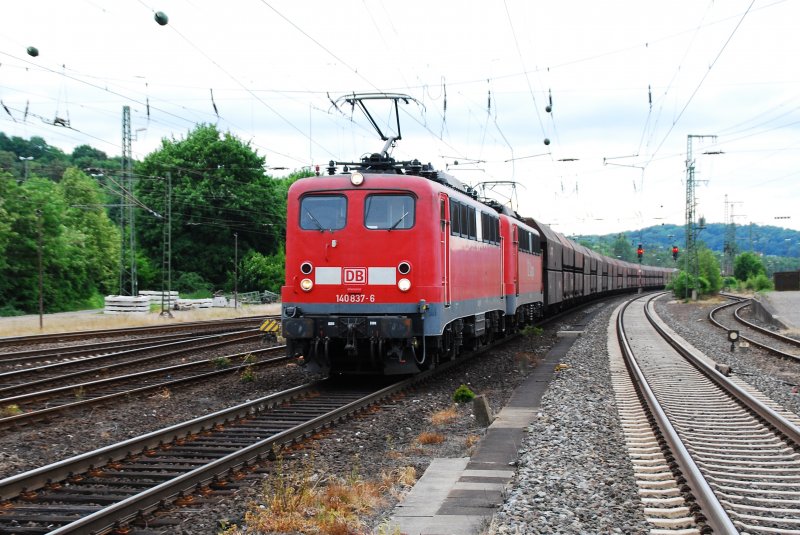 Runde2: Diese beiden 140er (Vorne 140 837-6 & dahinter 140 801-2) ziehen am 26.05.2009 einen leeren Kohlenzug von Bielefeld kommend in Richtung Ruhrgebiet. Dieser Zug gehrt in die Kategorie:  mehr geht nicht . Bei 45 Wagen habe ich aufgehrt zu zhlen...