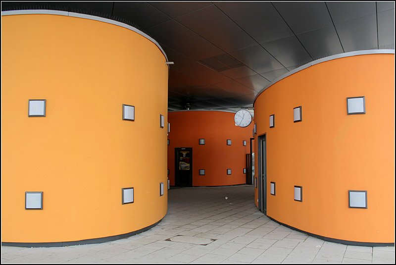 Rundungen - 

Das neue Empfangsgebäude besteht aus diesen farbigen, abgerundeten Bauteilen unter einem darüber schwebenden Dach. Hier geht es durch zu den Bahnsteigen. 

15.03.2008 (M)
